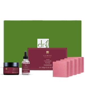 Disfruta del lujoso Set de Regalo de Cuidado de la Piel Nocturno Dr Botanicals Anti-Ageing La Rose Française, diseñado para rejuvenecer y nutrir tu piel mientras duermes. Este exquisito kit presenta una mezcla de ingredientes poderosos como el Bakuchiol, conocido por sus propiedades naturales similares al retinol, y el Agua de Flor de Rosa Damascena, que hidrata y calma la piel. La combinación de Aceite de Almendra y Aceite de Coco trabaja para hidratar profundamente, dejando tu piel suave y flexible. Perfecto para regalar en ocasiones especiales, este set promete elevar tu rutina de cuidado de la piel con un toque de elegancia.

Aprovecha los beneficios de este set de regalo cuidadosamente seleccionado, ideal para cualquiera que busque combatir los signos de envejecimiento y mejorar su régimen de cuidado de la piel nocturno. Cada producto está elaborado con esmero, asegurando que tu piel reciba la nutrición que merece. Con su fragancia encantadora e ingredientes potentes, el Set de Regalo de Cuidado de la Piel Nocturno Dr Botanicals Anti-Ageing La Rose Française no es solo un regalo; es una experiencia que dejará a tus seres queridos sintiéndose mimados y revitalizados. Date un capricho o sorprende a alguien especial con esta exquisita colección de cuidado de la piel que encarna la belleza y el autocuidado.
