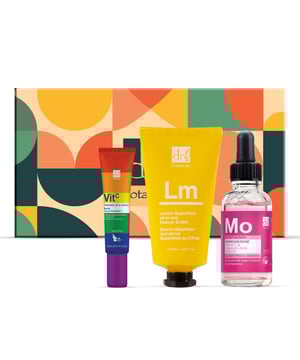 Presentamos el Set de Regalo de Cuidado de la Piel Dr Botanicals Vegan Best Sellers, una elección perfecta para quienes buscan una experiencia de cuidado de la piel lujosa y ética. Este kit cuidadosamente seleccionado está lleno de una mezcla de ingredientes nutritivos como Aceite de Argán, Aceite de Almendra Dulce y Aceite de Fruta de Espino Marino, diseñados para hidratar y rejuvenecer tu piel. Ideal para regalar en ocasiones especiales, este set no solo muestra lo mejor del cuidado de la piel vegano, sino que también promueve un estilo de vida sostenible, convirtiéndolo en un regalo considerado para amigos y familiares conscientes del medio ambiente.

Cada producto en este set de regalo está formulado para ofrecer resultados visibles mientras es suave con la piel. La inclusión de Fosfato de Ascorbilo Sódico y Ácido Hialurónico asegura que tu piel se mantenga radiante y tersa, mientras que la fragancia encantadora añade una experiencia sensorial a tu rutina de cuidado de la piel. Perfecto para cumpleaños, festividades o simplemente porque sí, el Set de Regalo de Cuidado de la Piel Dr Botanicals Vegan Best Sellers es una celebración del autocuidado que tus seres queridos apreciarán. Regálales el regalo de una piel sana y radiante hoy mismo.