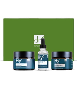 Presentamos el Set de Regalo de Cuidado de la Piel Anti-Envejecimiento con Ácido Hialurónico de Dr Botanicals, una lujosa colección diseñada para rejuvenecer e hidratar tu piel. Este set de regalo cuenta con una poderosa mezcla de ingredientes como el Sodium Hyaluronate y la Glicerina, que trabajan juntos para retener la humedad y promover un cutis juvenil. La inclusión de Niacinamida ayuda a iluminar la piel, mientras que el Extracto de Macrocystis Pyrifera nutre y revitaliza, convirtiéndolo en el regalo perfecto para cualquiera que busque mejorar su rutina de cuidado de la piel.

Ideal para ocasiones especiales o como un regalo considerado, este set de regalo de cuidado de la piel no solo proporciona hidratación esencial, sino que también ofrece beneficios anti-envejecimiento que dejarán la piel radiante y fresca. Con su elegante empaque y formulaciones de alta calidad, es un regalo perfecto para cumpleaños, aniversarios o simplemente para mostrarle a alguien que te importa. Date un capricho o regala a un ser querido la experiencia definitiva de cuidado de la piel con el Set de Regalo Anti-Envejecimiento de Dr Botanicals.