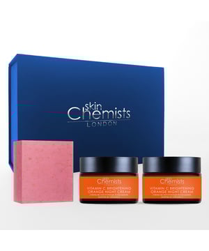 Presentamos el Set de Regalo para Empleados Estrella Anti-Envejecimiento de Noche con Vitamina C de skinChemists, el regalo perfecto para cualquier ocasión que celebre la apreciación y el reconocimiento. Este lujoso set de regalo está diseñado para rejuvenecer y revitalizar tu piel durante la noche, aprovechando el poder de la Vitamina C para promover un brillo juvenil. Infundido con ingredientes nutritivos como el Polvo de Flor de Rosa Centifolia y el Aceite de Cáscara de Naranja (Citrus Aurantium Delcis), este set no solo hidrata, sino que también ayuda a reducir la apariencia de líneas finas y arrugas, convirtiéndolo en un regalo ideal para aquellos que buscan mejorar su rutina de cuidado de la piel.

Cada producto en este set de regalo está cuidadosamente formulado con ingredientes de alta calidad como el Fosfato de Ascorbilo Sódico y la Glicerina, asegurando que tu piel reciba el mejor cuidado mientras duermes. Las propiedades calmantes de la mezcla trabajan en armonía para combatir los signos del envejecimiento y proporcionar un impulso refrescante a tu cutis. Ya sea para un cumpleaños, un evento de reconocimiento de empleados, o simplemente para mostrarle a alguien que te importa, el Set de Regalo para Empleados Estrella Anti-Envejecimiento de Noche con Vitamina C de skinChemists es una elección reflexiva y beneficiosa que dejará a tus seres queridos sintiéndose mimados y apreciados.