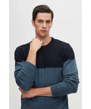 Als Vorreiter der Herrenmode bringt DS Damat weiterhin Qualität und Komfort in die Garderobe jedes Mannes. Entdecken Sie zeitlose Designs mit Liebe zum Detail – ideal für Freizeit und Business. Mit DS Damat verbinden Sie Stil und Bequemlichkeit auf höchstem Niveau. Ergänzen Sie Ihre Garderobe mit DS Damat und spüren Sie den Unterschied von Qualität und Eleganz.