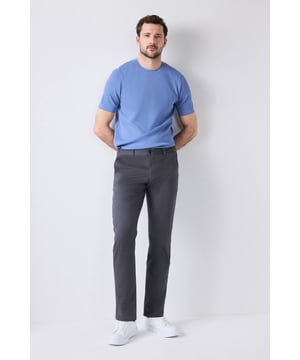 Als Vorreiter der Herrenmode bringt DS Damat weiterhin Qualität und Komfort in die Garderobe jedes Mannes. Entdecken Sie zeitlose Designs mit Liebe zum Detail – ideal für Freizeit und Business. Mit DS Damat verbinden Sie Stil und Bequemlichkeit auf höchstem Niveau. Ergänzen Sie Ihre Garderobe mit DS Damat und spüren Sie den Unterschied von Qualität und Eleganz.