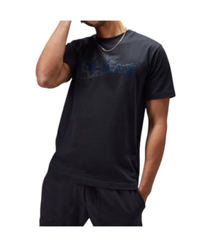 Freshen your 'fits with this men's Air Max T-Shirt from Nike. In a Black colourway, this regular-fit tee is made from a soft and lightweight cotton fabric for all-day comfort. It features a crew neckline with short sleeves for a classic look, and is signed off with Nike Air max branding to the chest.