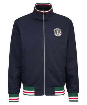 Die 19v69 ITALIA Herren-Bomberjacke *PANATTA* überzeugt mit ihrem sportlichen Look und hochwertigen Details. Der klassische Bomberstil mit Rippbündchen und italienischen Farbdetails macht sie zum Hingucker. Leichtes Material und praktische Seitentaschen sorgen für Komfort und Funktionalität – ideal für Alltag und Freizeit.