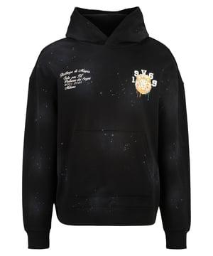 Der 19v69 ITALIA Herren-Hoodie *QUENTINO LION* besticht durch sein modernes Design und hohen Tragekomfort. Gefertigt aus reiner Baumwolle, bietet er ein angenehmes Tragegefühl. Der auffällige Logoprint und die Kängurutasche runden den lässigen Look perfekt ab – ideal für Freizeit und Alltag.
