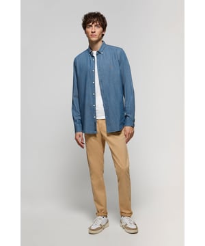 Langärmliges Denimhemd aus Baumwolle. Mit geknöpftem Kragen im legeren Stil. Regular Fit. Manschetten mit Knöpfen. Rigby Go Logo-Stickerei auf der Brust. Seitliches Polo Club Etikett und Denim Collection Etikett an der Knopfleiste.