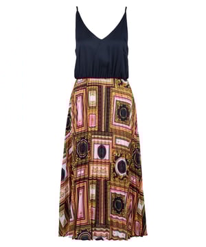 De 19v69 ITALIA zomerjurk *PAOLA BAROQUE* combineert een eenvoudige top met een luxueuze rok met barokpatroon. De vloeiende stof zorgt voor een hoog draagcomfort, terwijl de V-hals en het mouwloze ontwerp een vrouwelijk silhouet creëren dat perfect is voor zomerse gelegenheden en stijlvolle verschijningen.
