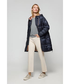 Unsere Jacke Rose mit fester Kapuze ist ein außergewöhnliches Kleidungsstück mit zahlreichen Details. Sie besticht durch ihre roségold glänzenden Verzierungen, die einen eleganten Kontrast zu den Details der Innenseite bilden. Kein Detail wurde dem Zufall überlassen: der metallische Reißverschluss, die Stopper, die Kordeln und der individuelle Aufhänger in Edelsteintönen sowie die gerippten Bündchen und die Kapuze mit farblich abgestimmten Gummizügen mit Logoprägung, die für einen optimalen Sitz sorgen. Dazu kommt ein farblich abgestimmter gummierter Aufnäher am Ärmel mit Polo Club Monogramm. Für zusätzliche Funktionalität sorgt eine Innentasche, während ein Logo-Print auf dem Futter der Jacke einen besonderen Touch verleiht. Diese Jacke ist nicht nur ein attraktives, sondern auch ein engagiertes Kleidungsstück: Ihre Ultralight-Technologie und die recycelte Füllung machen sie warm, leicht, wasser- und winddicht. Diese Jacke hält Sie bei allen Wetterbedingungen warm und geschützt.