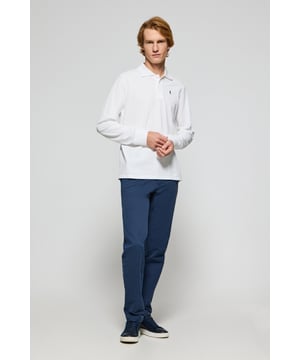 Unser klassisches Langarm-Poloshirt für Herren aus Baumwoll-Piqué zeichnet sich durch seine hohe Qualität und eine neue verbesserte Passform aus. Die gerippten Bündchen mit Reliefstäbchen an Kragen und Manschetten sorgen für einen optimalen Sitz. Die kleinen verstärkten Seitenschlitze und das marineblaue Nahtband mit Logo am Kragen garantieren Widerstandsfähigkeit und Stil. Der Drei-Knopf-Kragen verfügt über ein Kragenstäbchen an der Hinterseite, das ihn dezent aufrecht hält. Die unverwechselbare Rigby Go-Stickerei in Kontrastfarbe auf der Brust ist das i-Tüpfelchen, das dieses Poloshirt zu einem Must-Have in Ihrer Garderobe macht.