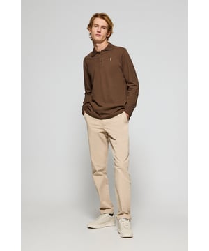 Unser klassisches Langarm-Poloshirt für Herren aus Baumwoll-Piqué zeichnet sich durch seine hohe Qualität und eine neue verbesserte Passform aus. Die gerippten Bündchen mit Reliefstäbchen an Kragen und Manschetten sorgen für einen optimalen Sitz. Die kleinen verstärkten Seitenschlitze und das marineblaue Nahtband mit Logo am Kragen garantieren Widerstandsfähigkeit und Stil. Der Drei-Knopf-Kragen verfügt über ein Kragenstäbchen an der Hinterseite, das ihn dezent aufrecht hält. Die unverwechselbare Rigby Go-Stickerei in Kontrastfarbe auf der Brust ist das i-Tüpfelchen, das dieses Poloshirt zu einem Must-Have in Ihrer Garderobe macht.
