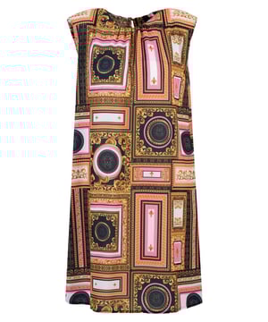 Das 19v69 ITALIA Sommerkleid *SUSA BAROQUE* überzeugt mit einem luxuriösen Barockmuster und fließender Silhouette. Der Rundhalsausschnitt und das ärmellose Design sorgen für eine zeitlose Eleganz, während der leichte Stoff angenehmen Tragekomfort bietet – ideal für stilvolle Sommeroutfits.