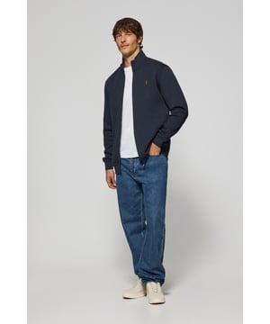 Polo Club setzt weiterhin auf Kleidungsstücke, wie das Sweatshirt mit Reißverschluss im sportlichen Stil. Dieses Sweatshirt ist aus Baumwolle und hat eine flauschige Innenseite. Ideal in Kombination mit einer Jogginghose, Jeanshose oder Chinohose. Hoher Kragen. Reißverschluss an der Vorderseite. Zwei Vordertaschen. Bund und Manschetten gerippt. Unsere Basics sind von außergewöhnlicher Qualität und überlassen kein Detail dem Zufall. Sie sind mit der klassischen Rigby Go Logo-Stickerei auf der Brust und kontrastierenden Nahtabschlüssen personalisiert.