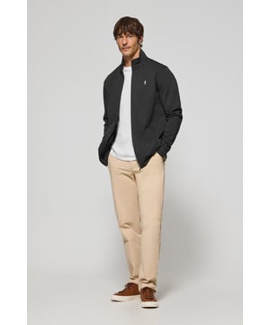 Polo Club setzt weiterhin auf Kleidungsstücke, wie das Sweatshirt mit Reißverschluss im sportlichen Stil. Dieses Sweatshirt ist aus Baumwolle und hat eine flauschige Innenseite. Ideal in Kombination mit einer Jogginghose, Jeanshose oder Chinohose. Hoher Kragen. Reißverschluss an der Vorderseite. Zwei Vordertaschen. Bund und Manschetten gerippt. Unsere Basics sind von außergewöhnlicher Qualität und überlassen kein Detail dem Zufall. Sie sind mit der klassischen Rigby Go Logo-Stickerei auf der Brust und kontrastierenden Nahtabschlüssen personalisiert.