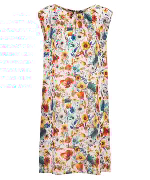 Das 19v69 ITALIA Sommerkleid *SUSA FLOWER* begeistert mit einem frischen, floralen Muster und einer luftigen Passform. Das ärmellose Design und der Rundhalsausschnitt sorgen für eine lässige Eleganz, während der leichte Stoff für angenehmen Tragekomfort an warmen Tagen sorgt – ideal für sommerliche Freizeitlooks.