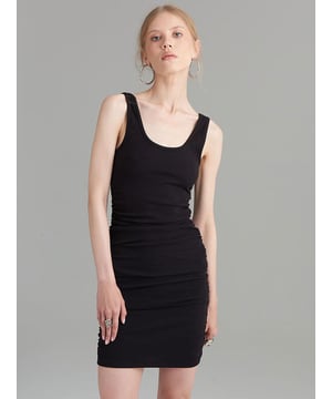U-Ausschnitt, schmale Passform, geraffte Seiten, Minikleid.

Material: 95 % Baumwolle, 5 % Elastan.

Maße des Models: Sie trägt Größe S, ist 175 cm groß und hat die Maße 83/62/85 cm.
