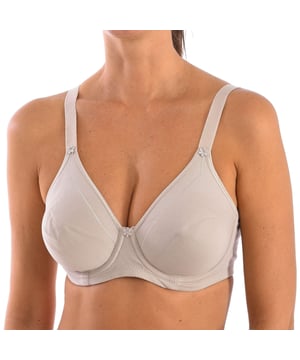 De Patricia dames katoenen beha met beugel is de ideale keuze die comfort en ondersteuning combineert. Ontworpen voor dagelijks gebruik, biedt deze beha een perfecte pasvorm, zodat je je te allen tijde zelfverzekerd en comfortabel voelt.

 Kenmerken:

 - Gemaakt van zachte katoen.
 - Geïntegreerde beugels voor ondersteuning.
 - Verstelbare bandjes.
 - Achterste sluiting die zorgt voor een goede pasvorm.

 De Patricia dames katoenen beha met beugel is een praktische en elegante keuze voor vrouwen die op zoek zijn naar de perfecte combinatie van stijl en comfort. Ideaal voor dagelijks gebruik, garandeert het voldoende ondersteuning terwijl het de zachtheid van katoen in contact met de huid behoudt.
 Samenstelling: 45% polyamide, 43% katoen, 12% elastaan
 Onderhoud:
Handwas met koud water.
 Gebruik neutrale zeep.
 Geen bleekmiddel gebruiken.
 Spoel zonder te wringen.
 Strijk alleen de niet-elastische delen.
