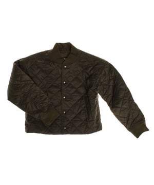 Chaqueta de abrigo para niñas de Gap, diseñada con un acolchado ligero y aislamiento de alto rendimiento.

 Cuenta con un cierre de botón a presión en la parte frontal.

 Los bolsillos frontales inclinados ofrecen comodidad y un toque de estilo.

 Presenta un cuello estilo bomber y mangas largas con puños elásticos.

 Hecha de 100% poliéster reciclado, esta chaqueta forma parte de la iniciativa Gap for Good, comprometida con la sostenibilidad.

 Utiliza materiales reciclados para reducir el impacto en los recursos naturales, cuidando tanto el bienestar de las niñas como el del planeta.
 Composición: Exterior: 100% poliéster; Forro: acrílico; Interior: 100% poliéster; Relleno: 100% poliéster.
 Cuidado:
- Lavar a máquina en frío en ciclo delicado.
- Usar blanqueador sin cloro cuando sea necesario.
- No limpiar en seco.
