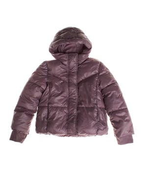 Winterjas voor meisjes, ontworpen om je warm en comfortabel te houden op de koudste dagen.

De binnenkant is gevoerd met zachte fleece, wat zorgt voor een warme en gezellige uitstraling.

De buitenlaag is gewatteerd en waterdicht, wat bescherming biedt tegen regen en wind.

Het heeft een sluiting met ritssluiting aan de voorkant, bedekt door een knoopflap, die extra bescherming in de vorm van een gezichtsmasker biedt.

Schuin aangebrachte voorzakken bieden ruimte voor handen of kleine spullen, terwijl de met fleece gevoerde capuchon een extra vleugje warmte toevoegt.

De lange mouwen hebben elastische manchetten die comfortabel passen, en aan de binnenkant, op taillehoogte, is er een verstelbaar elastiek met knopen om een betere pasvorm te garanderen en het lichaam warm te houden.

Het is een ideaal kledingstuk voor koude en regenachtige dagen, dat meisjes warm en beschermd houdt.
Samenstelling: Buitenkant: 100% Polyester; Binnenkant: 100% Polyester; Vulling: 100% Polyester
Onderhoud:
- Machinewas koud op een delicate cyclus.
- Gebruik non-chloor bleekmiddel indien nodig.
- Niet chemisch reinigen.