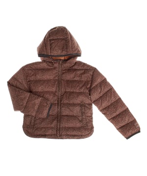 Chaqueta acolchada para niñas de Gap, diseñada con un relleno ligero que proporciona calidez sin agregar volumen.

 Cuenta con un cierre frontal con cremallera conveniente para un fácil vestidor, además de una capucha que añade protección extra en días fríos.

 Los bolsillos delanteros al estilo francés ofrecen conveniencia y un toque de estilo.

 Una de las mangas presenta el logo de la marca con costuras visibles a juego.

 Hecha de 100% poliéster reciclado, esta chaqueta es parte de la iniciativa Gap for Good, comprometida con la sostenibilidad.

 Utiliza materiales reciclados para reducir el impacto en los recursos naturales, cuidando tanto el bienestar de las niñas como del planeta.
 Composición: Cuerpo: Tela principal: 100% Poliéster; Forro: Acrílico; Forro: 100% Poliéster; Relleno: 100% Poliéster
 Cuidado:
- Lavar a máquina en frío en ciclo delicado.
- Usar blanqueador sin cloro cuando sea necesario.
- No lavar en seco.