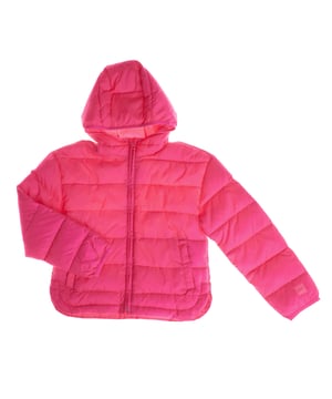 Chaqueta acolchada para niñas de Gap, diseñada con un relleno ligero que proporciona calor sin aportar volumen. 

Cuenta con un práctico cierre de cremallera en la parte frontal para facilitar el vestir, además de una capucha que añade protección extra en días fríos. 

Los bolsillos frontales de estilo francés ofrecen comodidad y un toque de estilo.

Una de las mangas presenta el logo de la marca con costuras a juego visibles.

Está hecha de 100% poliéster reciclado, esta chaqueta forma parte de la iniciativa Gap for Good, comprometida con la sostenibilidad.

Utiliza materiales reciclados para reducir el impacto en los recursos naturales, cuidando tanto el bienestar de las niñas como el del planeta. 
Composición: Cuerpo: Tejido principal: 100% Poliéster; Recubrimiento: Acrílico; Forro: 100% Poliéster; Relleno: 100% Poliéster
Cuidado:
- Lavar a máquina en frío en ciclo delicado.
- Usar blanqueador sin cloro cuando sea necesario.
- No limpiar en seco.