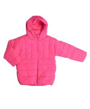Esta chaqueta acolchada para niñas está diseñada para proporcionar calidez y comodidad en clima frío.

Presenta una capucha integrada y forro de forro polar para una sensación suave y cálida.

Su cierre frontal de cremallera completa garantiza una protección eficiente contra el viento, y el cuello alto añade una capa adicional de calidez en la zona del cuello.

Los bolsillos laterales ofrecen espacio funcional para mantener tus manos calientes o guardar pequeños objetos. Ideal para el uso diario en días fríos.  
Composición: Cuerpo: 100% Poliéster; Forro: Acrílico; Interior: 100% Poliéster; Relleno: 100% Poliéster  
Cuidado:  
- Lavar a máquina en frío en ciclo delicado.  
- Usar blanqueador sin cloro cuando sea necesario.  
- No limpiar en seco.