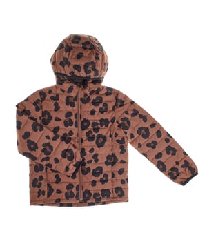 Gap girls' quilted jacket, designed with lightweight padding that provides warmth without adding bulk.

 It features a convenient front zip closure for easy dressing, plus a hood that adds extra protection on cold days.

 French-style front pockets offer convenience and a touch of style.

 One of the sleeves features the brand's logo with visible matching stitching.

 Made from 100% recycled polyester, this jacket is part of the Gap for Good initiative, committed to sustainability.

 It uses recycled materials to reduce the impact on natural resources, taking care of both the well-being of girls and the planet.
 Composition: Body: 100% Polyester; Cover: Acrylic; Inner: 100% Polyester; Filling: 100% Polyester
 Care:
- Machine wash cold on delicate cycle.
 - Use non-chlorine bleach when necessary.
 - Do not dry clean.
