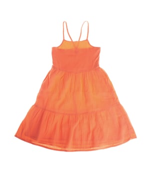 Vestido de niñas con un diseño ligero y fresco, ideal para días cálidos.

Confeccionado en una tela suave y fluida, presenta tirantes finos que se cruzan en la espalda, añadiendo un toque especial al diseño.

La parte posterior es elástica, asegurando un ajuste cómodo y adaptable.

El corte en capas de la falda proporciona un estilo moderno y fluido, mientras que la falta de mangas ofrece libertad de movimiento.

Perfecto para ocasiones casuales o para disfrutar del verano con estilo y comodidad.
Composición: Exterior: 100% Algodón; Forro: 100% Algodón
Cuidado:
- Lavar a máquina en frío.
- Usar detergente suave.
- No usar secadora.
- Planchar a baja temperatura.
- No limpiar en seco.