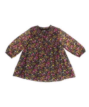 Este vestido de estilo bohemio es la combinación perfecta de estilo y funcionalidad.

Su alegre estampado floral recorre toda la prenda, proporcionando un toque vibrante y natural.

El escote redondo con botonera al estilo Henley le da un aire casual y práctico, mientras que el delicado fruncido en el frente añade un detalle romántico y texturizado.

Las mangas largas con puños elásticos ofrecen comodidad y un ajuste favorecedor.

Además, el vestido cuenta con dos bolsillos laterales discretos, aportando un toque práctico, y está completamente forrado, garantizando mayor comodidad y opacidad.

Ideal para cualquier ocasión, combina el estilo bohemio con detalles funcionales que lo hacen perfecto para el uso diario.
Composición: Exterior: 100% algodón; Interior: 100% algodón
Cuidado:
- Lavado a máquina máx. 30ºC y ciclo delicado.
- Usar detergentes suaves.
- Usar secadora a baja temperatura.
- Planchar a baja temperatura.
- No limpiar en seco.