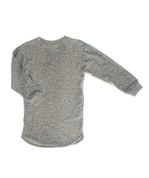 Vestido sudadera para niñas hecho de una suave tela de felpa, ideal para mantener el calor en días frescos.

Su diseño de corte holgado ofrece una gran libertad de movimiento, asegurando comodidad todo el día.

Cuenta con mangas largas terminadas con puños de canalé que abrazan suavemente las muñecas, y un clásico escote redondo que agrega un toque casual.

El dobladillo recto completa este estilo versátil, perfecto para el uso diario o para crear un look relajado en cualquier ocasión.
Composición: 77% algodón, 23% poliéster
Cuidado:
- Lavar a máquina en frío en ciclo delicado.
- Usar detergentes suaves.
- Usar secadora a baja temperatura.
- Planchar a baja temperatura.
- No limpiar en seco.