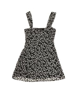 Vestido corto para mujer, ideal para un estilo fresco y femenino.

Presenta tirantes anchos y un escote en forma de corazón que realza delicadamente el busto.

La parte trasera fruncida proporciona un ajuste cómodo y favorecedor, adaptándose perfectamente al cuerpo.

Su falda acampanada añade movimiento y acentúa la silueta, convirtiéndolo en una opción versátil para los días de primavera y verano.

Perfecto para un look casual con un toque romántico.  
Composición: Exterior: 100% Viscosa; Interior: 100% Polié ster  
Cuidado:  
- Lavar a máquina en frío en ciclo delicado.  
- Utilizar detergentes suaves.  
- Secar en secadora a baja temperatura.  
- Planchar a baja temperatura.  
- No limpiar en seco.