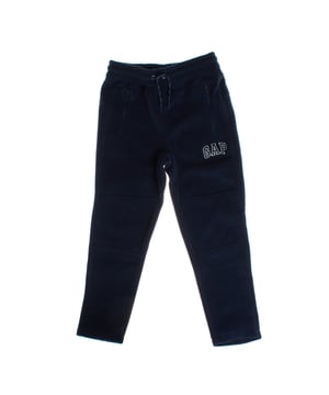 Pantalones deportivos estilo jogger para niños, diseñados para ofrecer comodidad y estilo en cualquier actividad.

Fabricados con suave forro polar, brindan una calidez excepcional y libertad de movimiento, lo que los hace ideales para los días más fríos.

Cuentan con una cintura elástica que se puede ajustar con un cordón, garantizando un ajuste personalizado y cómodo.

Los bolsillos frontales con cremallera ofrecen un almacenamiento seguro para objetos pequeños, mientras que el logo de GAP en la parte superior añade un toque distintivo y moderno.

Estos pantalones de forro polar son perfectos para actividades al aire libre o el uso casual diario, proporcionando calidez, estilo y funcionalidad.  
Composición: 100 % poliéster  
Cuidado:  
- Lavar a máquina en frío.  
- Usar colores similares en el lavado.  
- Evitar el uso de blanqueadores.  
- Secar a baja temperatura en la secadora.  
- Planchar a baja temperatura.  
- No limpiar en seco.