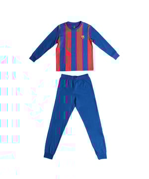 Ideaal voor kleine voetbalfans, deze pyjama set combineert comfort met sportieve stijl. Met een ontwerp geïnspireerd op de kleuren en het embleem van een iconisch team, is het de perfecte keuze voor kleintjes die zelfs in hun slaap van sport dromen.

 Kenmerken:

 - Langsleeve T-shirt met een ronde hals, versierd met verticale strepen en het teamembleem op de borst.
 - Rechte lange broek met elastische taille voor een betere pasvorm en comfort.
 - Gemaakt van 100% katoen, een zachte, ademende en huidvriendelijke stof, ideaal voor een rustgevende nacht.
 - Elastische boorden aan de mouwen en enkels zorgen voor een comfortabele pasvorm en voorkomen dat de kleding verschuift tijdens de slaap.

 Deze Barcelona jongens pyjama's, gemaakt van hoogwaardig katoen, bieden zachtheid en comfort, waardoor ze de ideale keuze zijn voor kleine voetbalfans. Perfect om stijlvol te relaxen en groot te dromen.
 Samenstelling: T-shirt: 100% Katoen; Broek: 100% Katoen
 Onderhoud:
- Machinewas koud.
 - Gebruik neutrale zeep.
 - Drogen op lage temperatuur.
 - Strijken op lage temperatuur indien nodig.