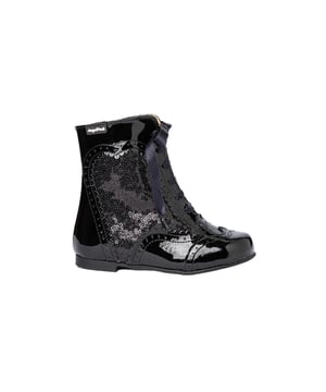 Een klassieke lijn. Comfortabele en zachte paaslaarsachtige schoen gemaakt van nappa-nubuck rundleer en synthetisch lakleer met een vetersluiting met satijnen lint. Het interieur is gemaakt met een voering van natuurlijk leer, teen- en hielbeschermer, binnenzool met anatomische brug en antisliplederen zool. Schoenen ontworpen en vervaardigd in Spanje.
