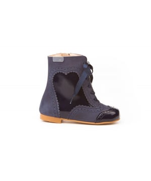 Eine klassische Linie. Bequemer und weicher Osterstiefel-Schuh aus Nappa-Nubuk-Rindsleder und synthetischem Lackleder mit Satinband-Schnürverschluss. Der Innenraum besteht aus Naturlederfutter, Zehen- und Fersenschutz, Innensohle mit anatomischem Steg und rutschfester Leatherlite-Sohle. In Spanien entworfene und hergestellte Schuhe.