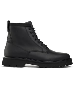 Las botas American Classic Chukka de Cole Haan son una apuesta segura con un estilo atemporal. Están diseñadas con un aspecto contemporáneo y una sofisticación resistente. Estas botas con cordones duraderas tienen una parte superior de cuero elegante, combinada con una suela de goma con agarre y una cómoda plantilla exclusiva de Cole Haan. Este básico de CH es perfecto para muchas ocasiones, con su diseño simple y versátil.