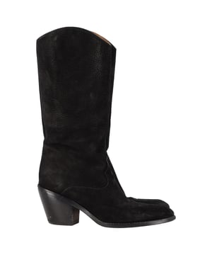 VINTAGE, RRP AS NEW
The Chloé Western Cowboy Boots in black leather and suede are a stylish and bold twist on a classic design. Combining rich black leather with soft suede accents, these boots feature iconic Western-inspired details, including subtle stitching and a pointed toe. The stacked heel provides added height while maintaining comfort, making these boots perfect for both day and night wear. With their unique mix of textures and timeless design, they are a statement piece that adds edge and sophistication to any outfit.

Styling Tip:
Pair the Chloé Western Cowboy Boots with a flowy midi skirt or dress for a chic, bohemian-inspired look. These boots also look great with skinny jeans or tailored trousers for an effortlessly cool, everyday outfit. Add a leather jacket or a fringed cardigan for a complete Western-inspired ensemble. The black leather and suede combination gives these boots versatility, allowing them to seamlessly fit into both casual and more elevated outfits.

Chloé Western Cowboy Boots in Black Leather and Suede

Condition: Very good
Signs of wear: Minor markings, Lightly used but very well maintained. Minor mark at soles & creasing, light scuffing at the soles and heels.
Packaging: None
Color: Black
Material: Leather | leather
Size: EU | 38.5
Measurements: Heel height: 80; Insole length: 250
SKU: NAPPUGBSH457154W