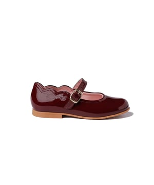 Unas francesitas elegantes, suaves y blanditas. Zapato tipo francesita fabricado en charol de piel bovina con sistema de cierre de hebilla. La parte interior está fabricada con forro de piel natural, protector de punteras y talones. Planta interior con puente anatómico y nuestra nueva suela exterior "AngelitoS SuperfleX" fabricada en TPU antideslizante de alta calidad. Calzado diseñado y fabricado en España.