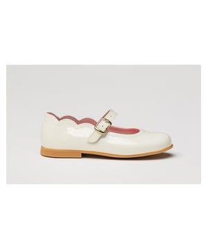 Een paar elegante, zachte en knuffelige Frenchies. Franse stijl schoen gemaakt van lakleer rundleer met een gespsluitingssysteem. Het binnengedeelte is gemaakt met een voering van natuurlijk leer en een teen- en hielbeschermer. Binnenzool met anatomische brug en onze nieuwe "AngelitoS SuperfleX" buitenzool van hoogwaardig antislip TPU. Schoenen ontworpen en vervaardigd in Spanje.