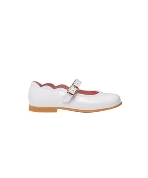 Een paar elegante, zachte en knuffelige Frenchies. Franse stijl schoen gemaakt van lakleer rundleer met een gespsluitingssysteem. Het binnengedeelte is gemaakt met een voering van natuurlijk leer en een teen- en hielbeschermer. Binnenzool met anatomische brug en onze nieuwe "AngelitoS SuperfleX" buitenzool van hoogwaardig antislip TPU. Schoenen ontworpen en vervaardigd in Spanje.
