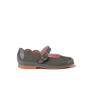 Unas francesitas elegantes, suaves y blanditas. Zapato tipo francesita fabricado en charol de piel bovina con sistema de cierre de hebilla. La parte interior está fabricada con forro de piel natural, protector de punteras y talones. Planta interior con puente anatómico y nuestra nueva suela exterior "AngelitoS SuperfleX" fabricada en TPU antideslizante de alta calidad. Calzado diseñado y fabricado en España.