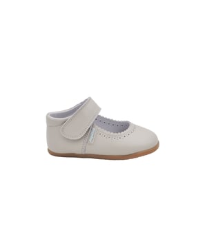 Een paar moderne, zachte en knuffelige Mary Janes. Deze collectie heeft een nieuw afgerond leestontwerp met een brede en brede teen, zorgvuldig bestudeerd en berekend, waardoor de nodige ruimte overblijft voor bewegingen in alle veiligheid en zonder beperkingen. Respectvol schoeisel ontworpen en vervaardigd 100% in Spanje.