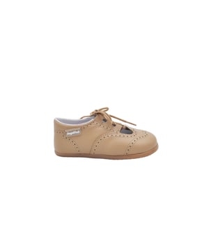 Een paar moderne, zachte en knuffelige Mary Janes. Deze collectie heeft een nieuw afgerond leestontwerp met een brede en brede teen, zorgvuldig bestudeerd en berekend, waardoor de nodige ruimte overblijft voor bewegingen in alle veiligheid en zonder beperkingen. Respectvol schoeisel ontworpen en vervaardigd 100% in Spanje.