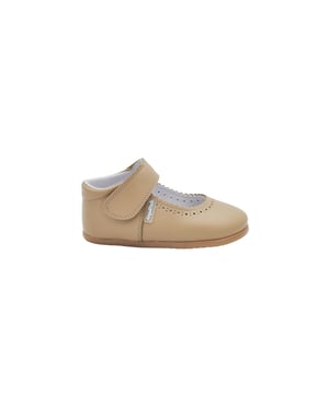 Een paar moderne, zachte en knuffelige Mary Janes. Deze collectie heeft een nieuw afgerond leestontwerp met een brede en brede teen, zorgvuldig bestudeerd en berekend, waardoor de nodige ruimte overblijft voor bewegingen in alle veiligheid en zonder beperkingen. Respectvol schoeisel ontworpen en vervaardigd 100% in Spanje.