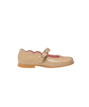Een paar elegante, zachte en knuffelige Frenchies. Franse stijl schoen gemaakt van lakleer rundleer met een gespsluitingssysteem. Het binnengedeelte is gemaakt met een voering van natuurlijk leer en een teen- en hielbeschermer. Binnenzool met anatomische brug en onze nieuwe "AngelitoS SuperfleX" buitenzool van hoogwaardig antislip TPU. Schoenen ontworpen en vervaardigd in Spanje.