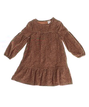 Este encantador vestido de pana para niñas, confeccionado con suave tela de algodón, también cuenta con un forro interior que garantiza mayor comodidad y calidez.

Su diseño con cuello redondo y cierre de botones en la parte posterior proporciona un toque delicado y funcional, facilitando su uso.

Las mangas largas lo hacen ideal para días más frescos, mientras que el dobladillo de capas añade un detalle moderno y femenino.

El vestido presenta un llamativo estampado animal, que le da un toque divertido y a la moda, perfecto para cualquier ocasión.

Con una silueta recta y de fácil ajuste, garantiza libertad de movimiento, y su longitud hasta la rodilla lo convierte en una opción cómoda y versátil, ideal tanto para el día a día como para momentos más especiales.

Una prenda hecha de algodón amigable con la piel que ofrece suavidad, perfecta para que las niñas se sientan cómodas y elegantes.  
Composición: Exterior: 100% Algodón; Forro: 100% Algodón  
Cuidado:  
- Lavado a máquina en ciclo suave o lavado a mano.  
- Utilizar detergentes suaves.  
- No usar secadora.  
- Planchar a baja temperatura.  
- Planchar en seco.