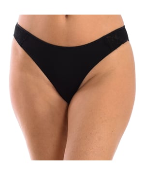 Ein klassisches und feminines Design, das den Komfort eines Bikini-Höschens mit zarten Spitzendetails an den Seiten kombiniert. Ideal für alle, die ein funktionelles Kleidungsstück mit einem raffinierten Touch suchen.

 Eigenschaften:

 - Bikini-Schnitt, der mäßige Abdeckung und eine bequeme Passform an den Hüften bietet.
 - Damenhöschen mit Spitzendetails an den Seiten, die für einen femininen und eleganten Stil sorgen.
 - Hergestellt aus weicher Mikrofaser, die den ganzen Tag über Komfort garantiert.
 - Design ohne sichtbare Nähte, ideal für den Einsatz unter enger Kleidung.
 - Funktionelle und stilvolle Option, ideal für den täglichen Gebrauch.

 Ein Höschen, das Komfort, Funktionalität und Eleganz vereint, perfekt für jeden Anlass.
 Komposition: 83 % Polyamid, 17 % Elastan
 Pflege:
Bei maximaler Temperatur 30 °C waschen.
 Kein Bügeln.
 Verwenden Sie kein Bleichmittel.
 Benutzen Sie keinen Trockner.
 Reinige chemisch nicht.