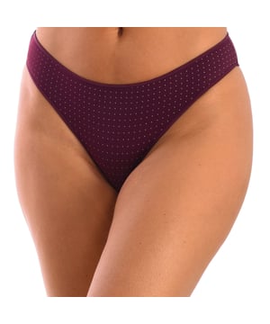 GRETA BIKINI

De GRETA bikini onderkant, gemaakt van microfiber, is de ideale keuze voor vrouwen die op zoek zijn naar comfort en stijl in hun intieme kleding. De zachte en ademende stof garandeert frisheid en comfort gedurende de dag, waardoor het perfect is voor dagelijks gebruik. De bikini-snits biedt een flatterende silhouet en een ongedwongen pasvorm. Ideaal voor vrouwen die functionaliteit en mode waarderen, is het GRETA model een essentiële en veelzijdige optie, die duurzaamheid, zachtheid en een veilige pasvorm biedt voor elke gelegenheid. 
Samenstelling: 84% polyamide, 16% elastaan. 
Onderhoud: 
Handwas met koud water. 
Gebruik neutrale zeep. 
Niet bleken. 
Afspoelen zonder te wringen. 
Strijken alleen de niet-elastische delen.