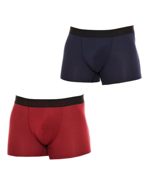 El pack de 2 boxers para hombres Sensitive Bamboo combina un diseño moderno, una comodidad excepcional y materiales de alta calidad, lo que los convierte en una opción esencial para el uso diario.

Características:

- Frentes Anatómicos: Estos bóxers cuentan con un diseño frontal ergonómico que asegura un soporte y comodidad superiores, adaptándose perfectamente a las necesidades del cuerpo masculino.
- Cintura con Logo de Marca: Bóxers diseñados con una cinturilla elástica que incorpora el logo de la marca, ofreciendo un ajuste seguro y añadiendo un toque distintivo y sofisticado al diseño.
- Material de Bambú y Spandex: La combinación de bambú ultra suave e hipoalergénico y spandex garantiza elasticidad y un ajuste cómodo y ceñido.
- Propiedades Transpirables y Antibacterianas: La fibra de bambú mantiene la piel fresca y seca, con propiedades antibacterianas naturales ideales para pieles sensibles.
- Costuras Planas y Diseño Moderno: Las costuras planas previenen roces e irritaciones, mientras que los colores modernos y el diseño refinado proporcionan un estilo elegante y funcional.

Los boxers para hombres Sensitive Bamboo en pack de 2 son la elección ideal para aquellos que valoran el diseño, la comodidad y la funcionalidad. Con una cinturilla distintiva, un frente anatómico y materiales premium, estos bóxers aseguran una experiencia de uso inigualable, destacándose tanto en estilo como en practicidad.
Composición: 93% Viscosa, 7% Elastano
Cuidado:
Lavado a máquina a un máximo de 30º.
No usar blanqueador.
No permite el uso de secadora.
No permite el uso de plancha.
No limpiar en seco.