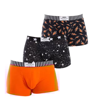 Pack-3 Boxer de Moda Sin Costuras.  
Cintura elástica.  
Detalle del nombre de la marca en la cintura.  
Impresiones originales.  
Tejido transpirable.  
Frente anatómico con capacidad de sujeción sin apretar.  
Costuras vistas en tono.  
Composición: 81% Poliamida, 9% Elastano, 10% Poliéster.  
Cuidado:  
Lavar a una temperatura máxima de 40º.  
No usar blanqueador.  
No usar secadora.  
No planchar.  
No limpiar en seco.