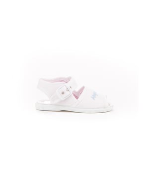 Unas sandalias fresquitas. Cómodos y blanditos, perfectos para los pies de los más pequeños. Zapato tipo sandalia fabricado en tejido con sistema de cierre de hebilla. La parte interior y la planta está fabricada con forro textil, suela de goma antideslizante. Calzado diseñado y fabricado en España.